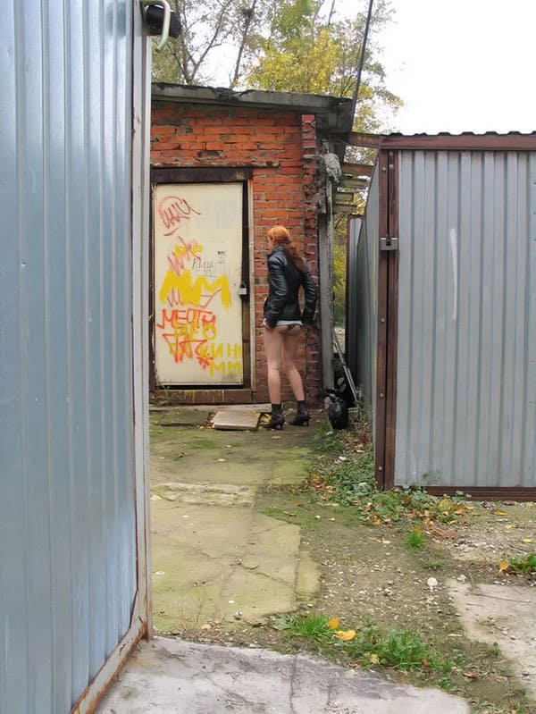 Писающая за гаражами девушка попалась на скрытую камеру 4 фото