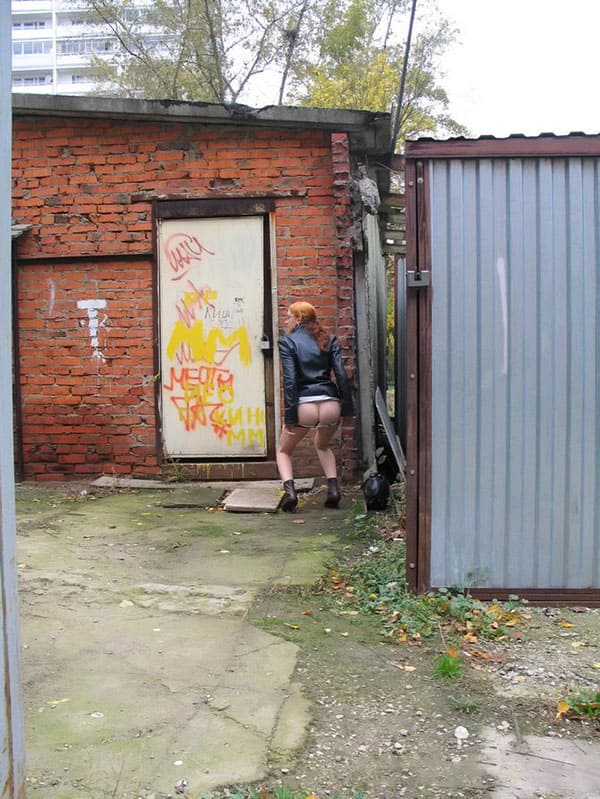 Писающая за гаражами девушка попалась на скрытую камеру 5 фото