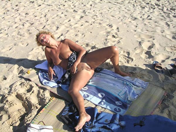 Свежая подборка голых девушек на пляже 27 фото