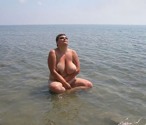 Любительские фото голых девушек с пляжа 28 фото